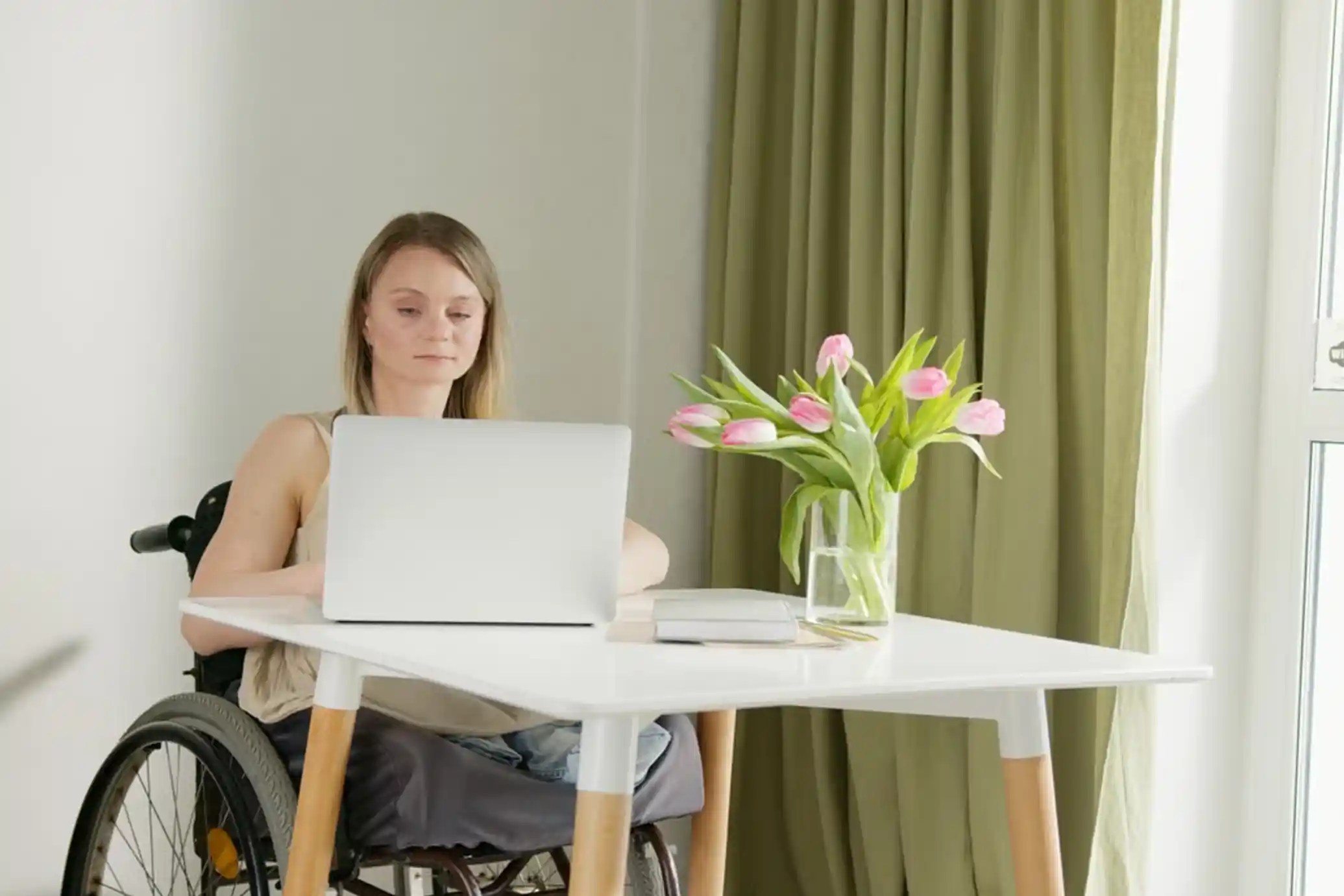 Support worker assisting an NDIS participant in Wollondilly